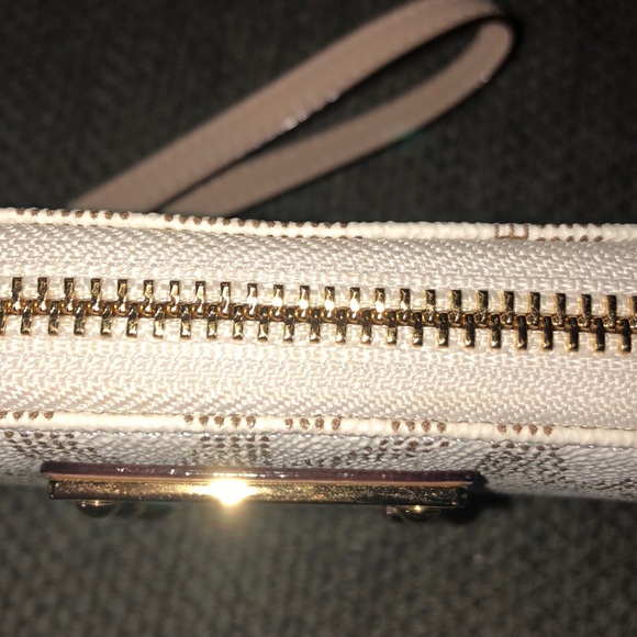 Michael Kors Multi-Functional Wallet & Phone Case - Picture 8 of 8